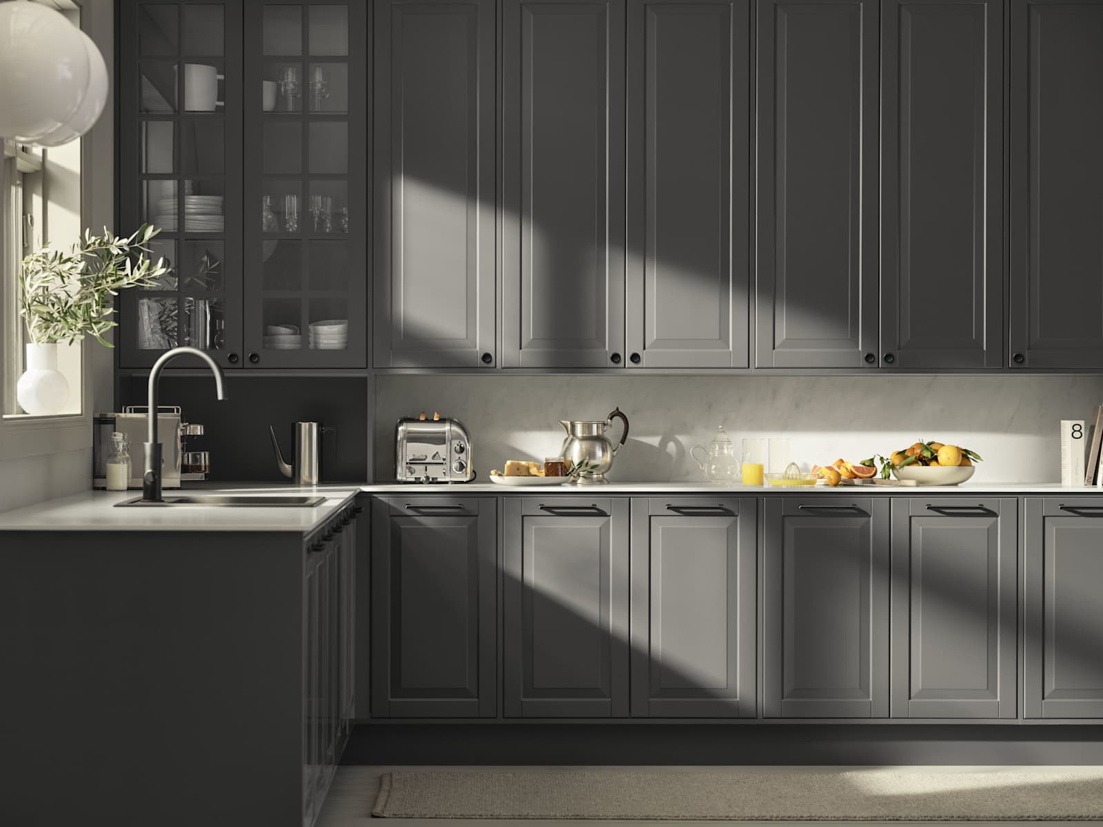 Tummanharmaa maalaistyylinen keittiö Scandinavian Classic Ukkonen Novartilta, täyteovilla, mustalla vedimellä, säleovilla varustetulla vitriinikaapilla ja valkoisella marmorilaminaattitasolla