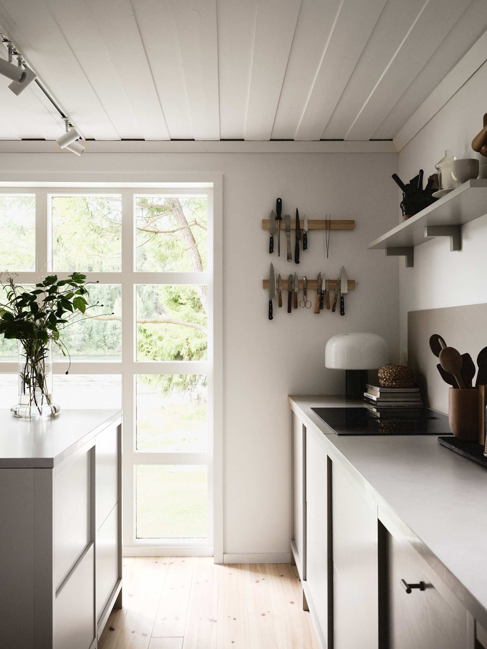 Lotta Agaton har skapt et kjøkken som kombinerer funksjon og estetikk, der hver eneste detalj er nøye gjennomtenkt.