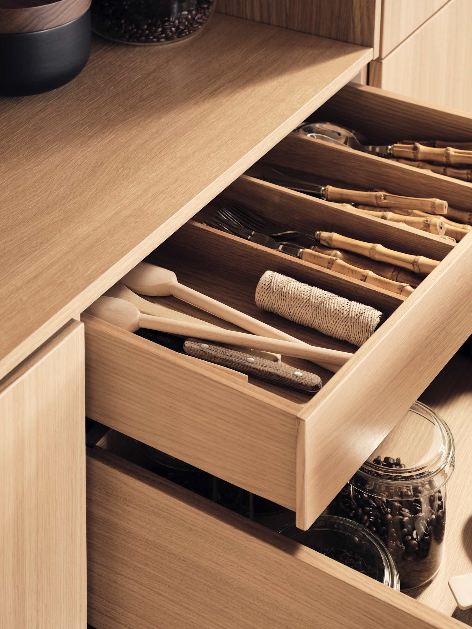 Within Wood kombinerer moderne design med gjennomtenkte funksjoner. Med vertikal trestruktur, naturlige materialer og gjennomtenkte detaljer skapes et rom som oppleves både rolig og innbydende.