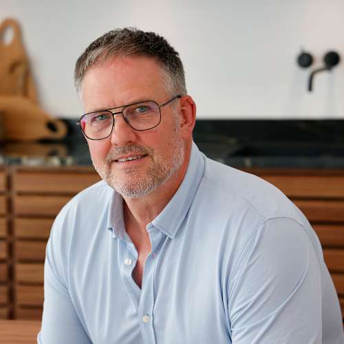 Henrik Lildholdt er køkkendesigner, tømrer/snedker og indehaver af uno form studio Herning