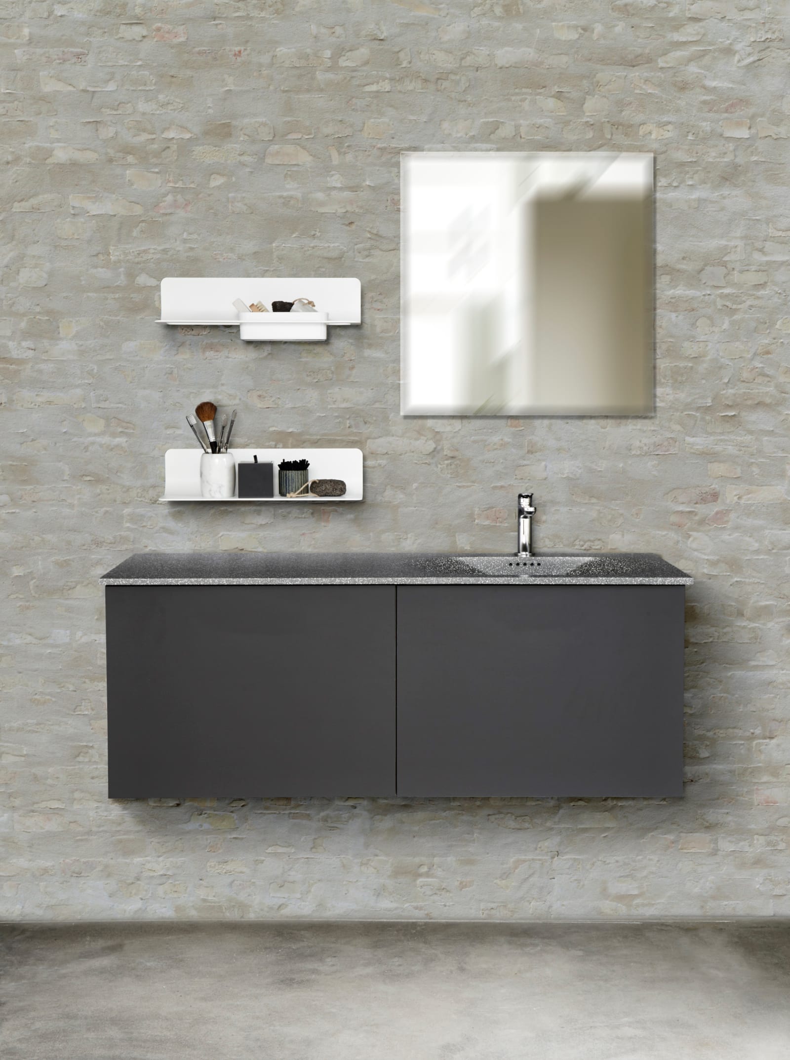 Stilrent badeværelse Oplev Comet med praktiske laminatlåger Invita