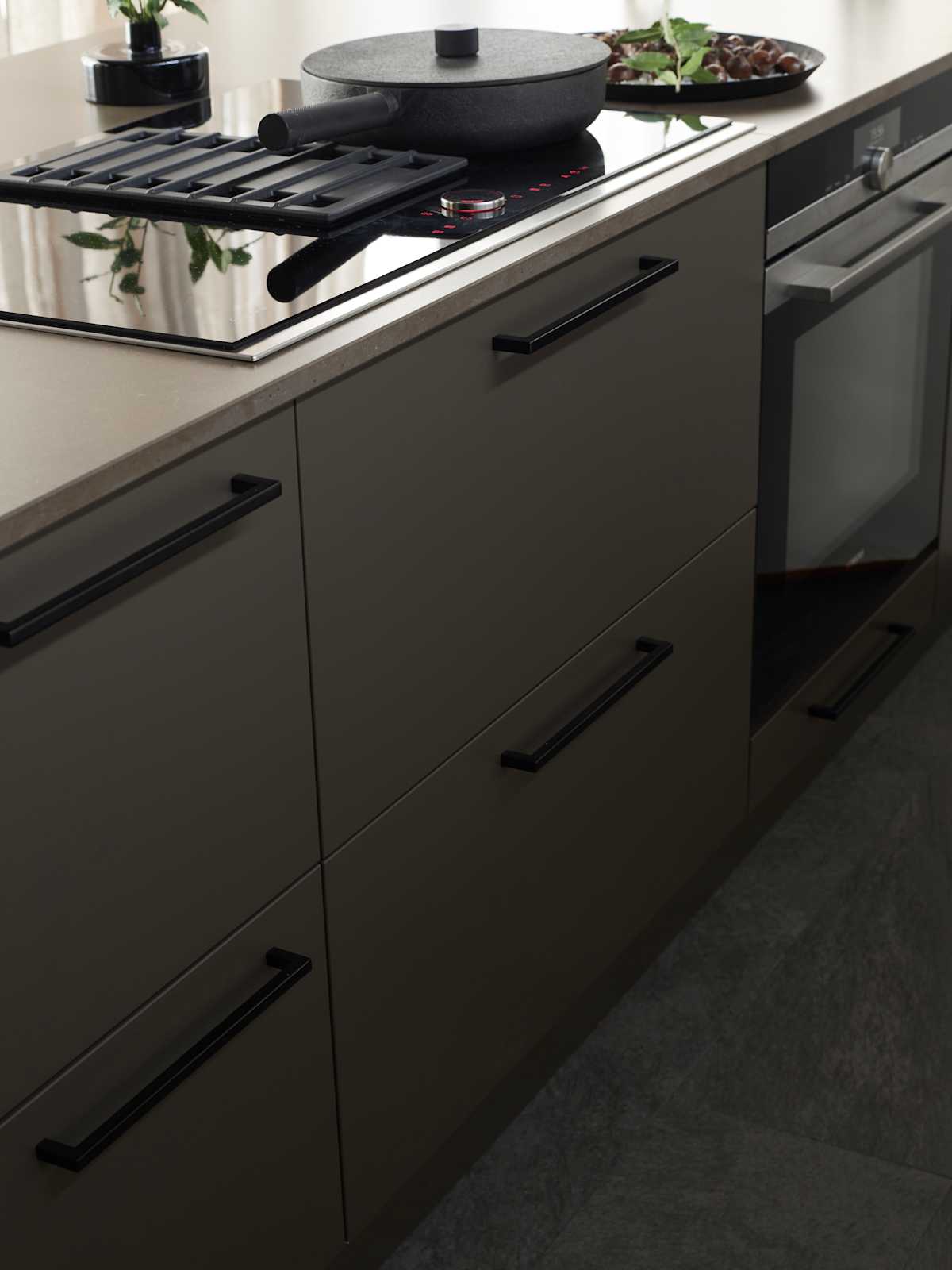 Line er en stilren kjøkkenmodell med et stort designregister. De slette MDF-frontene kan males i alle Sigdals standardfarger, eller valgfri NCS-farge mot et pristillegg.