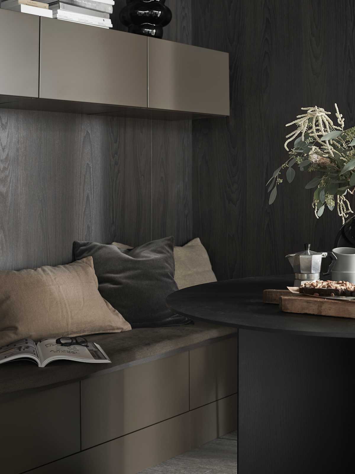 Line er en stilren kjøkkenmodell med et stort designregister. De slette MDF-frontene kan males i alle Sigdals standardfarger, eller valgfri NCS-farge mot et pristillegg.