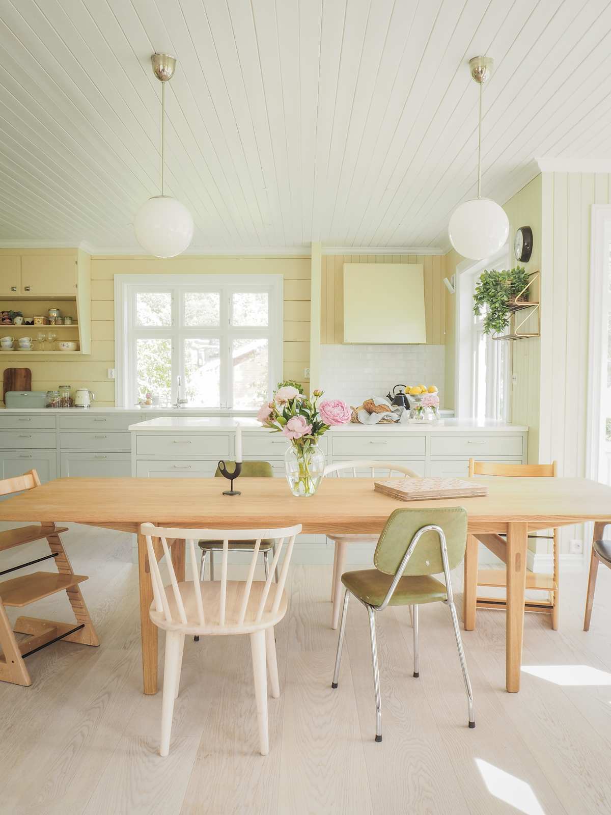 Nett og tidløs crossovermodell med  karakteristiske slette fyllinger. Kjøkkenmodell med tradisjonsdesign og moderne linjer.