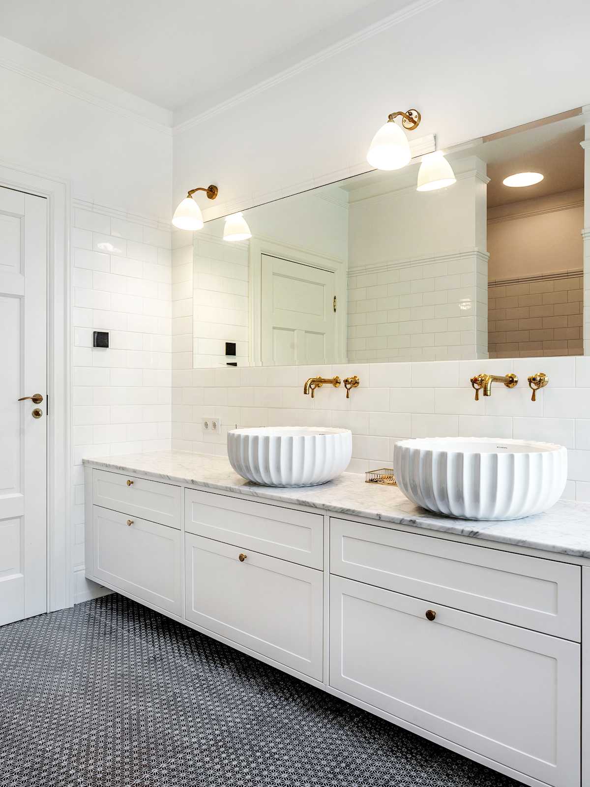Hvidt badeværelse med Carrara marmor og messing armaturer fra TONI Copenhagen