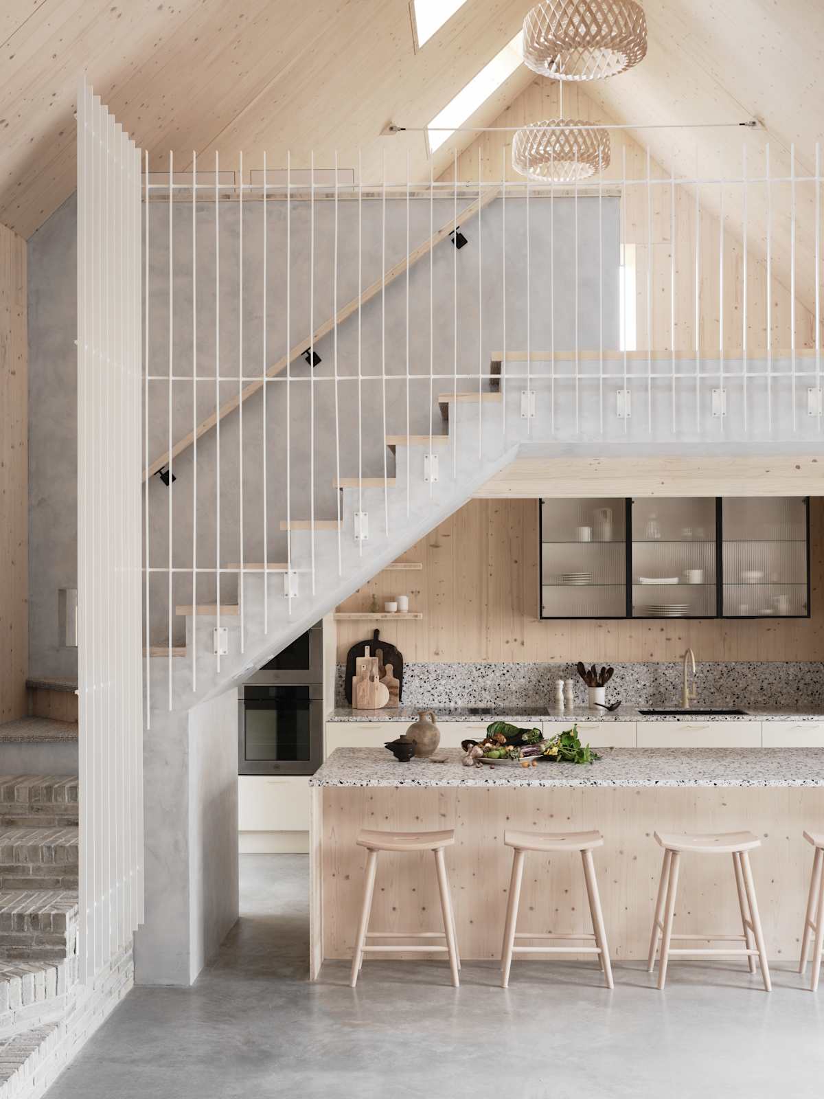 Köksö i ljust trä med terrazzo-bänkskiva och  matchande stänkskydd, vitrinskåp med räfflat glas i Edd Ruchtons Grand design kök i beige Arkitekt Plus-kök från Marbodal