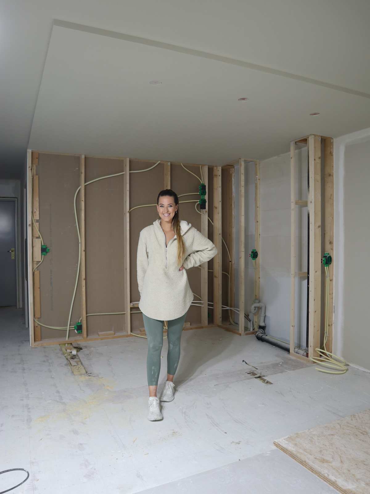 Stine Skoli på kjøkkenet sitt under oppussingen