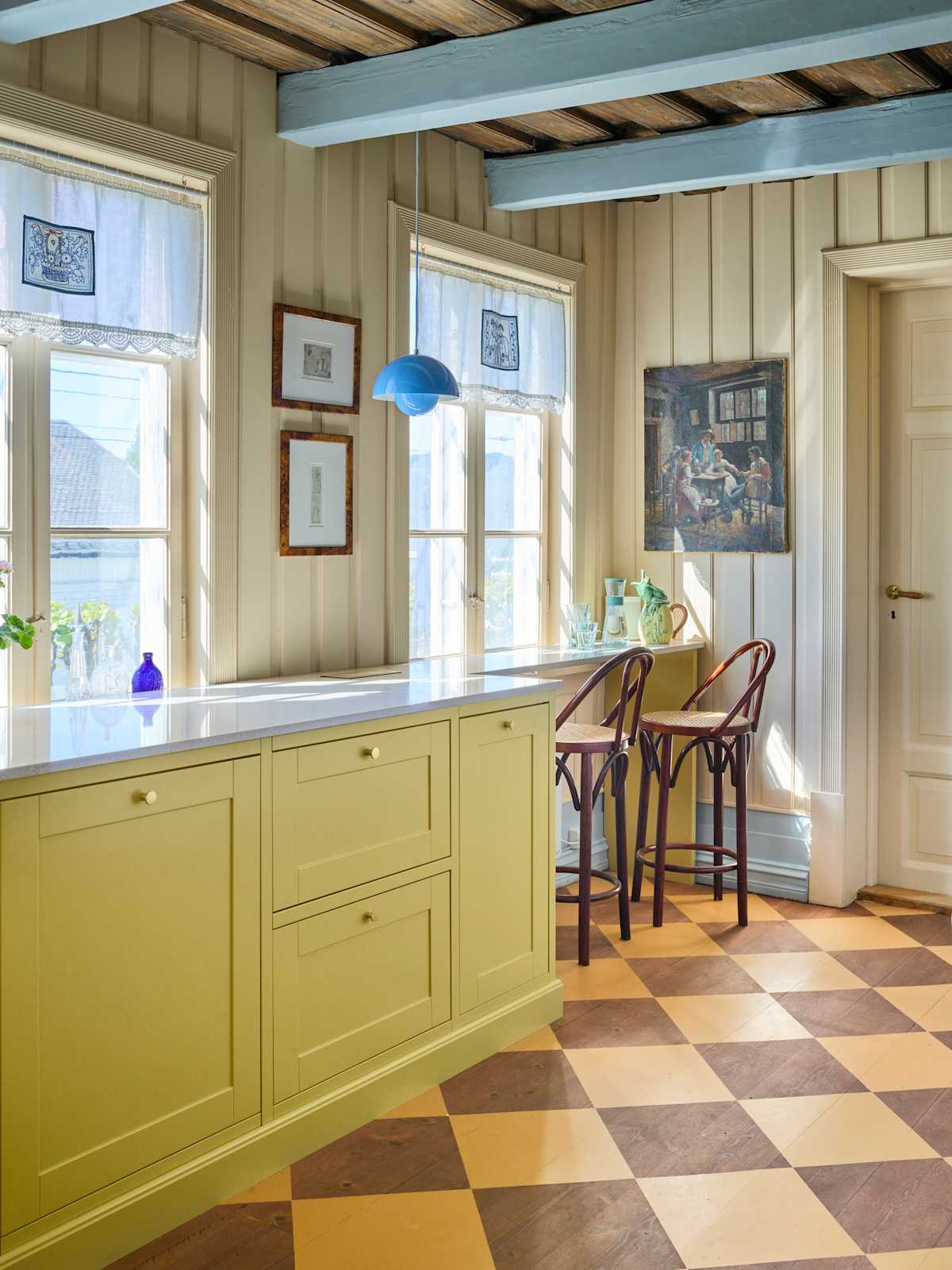 Landlig rammekjøkken Scala Inframe fra Sigdal som gir en snekkerbygged preg, med silestone benkeplate og rutete gulv