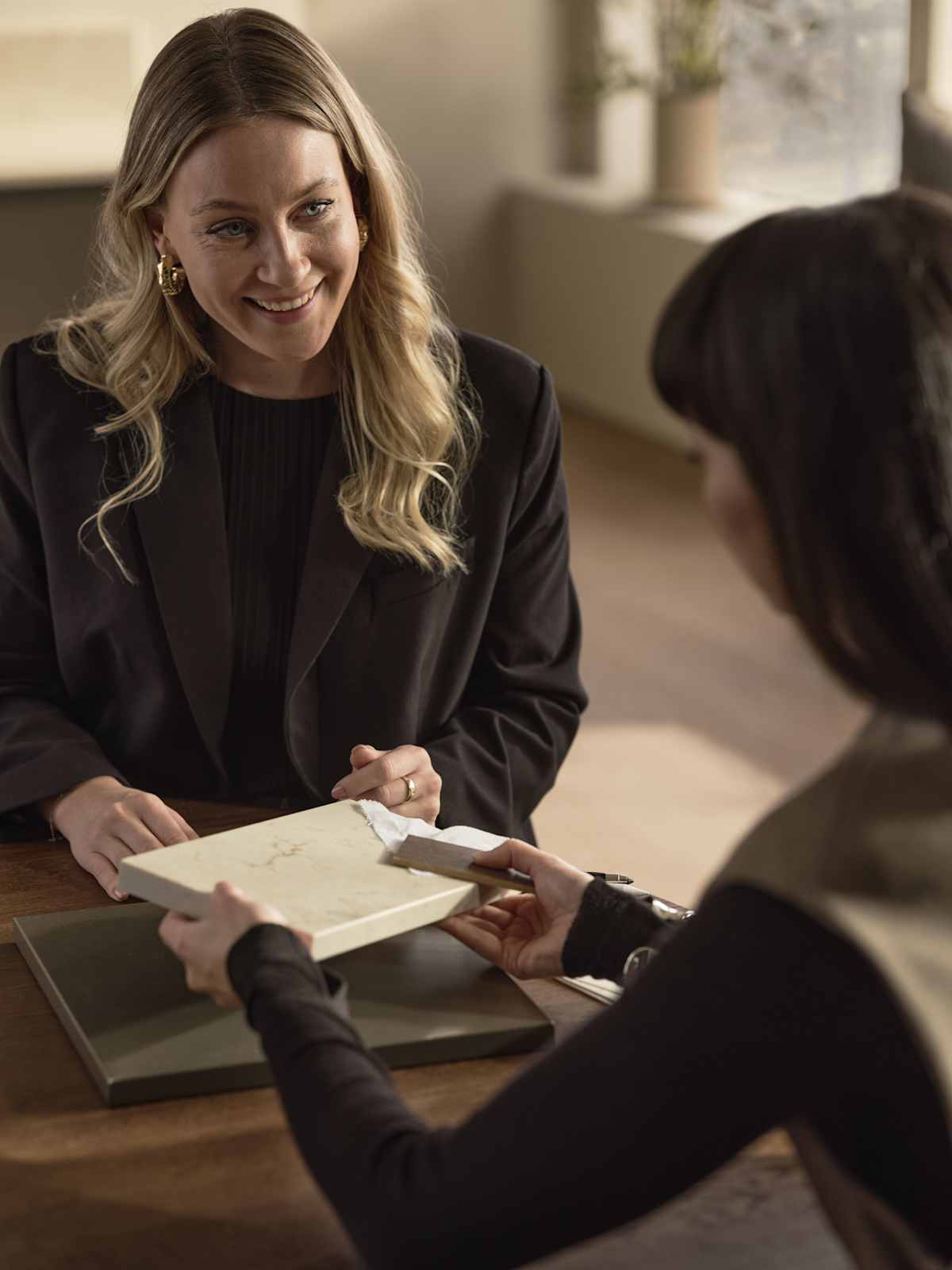 Designer på kjøkkenet Line Høst i varm minimalisme stil