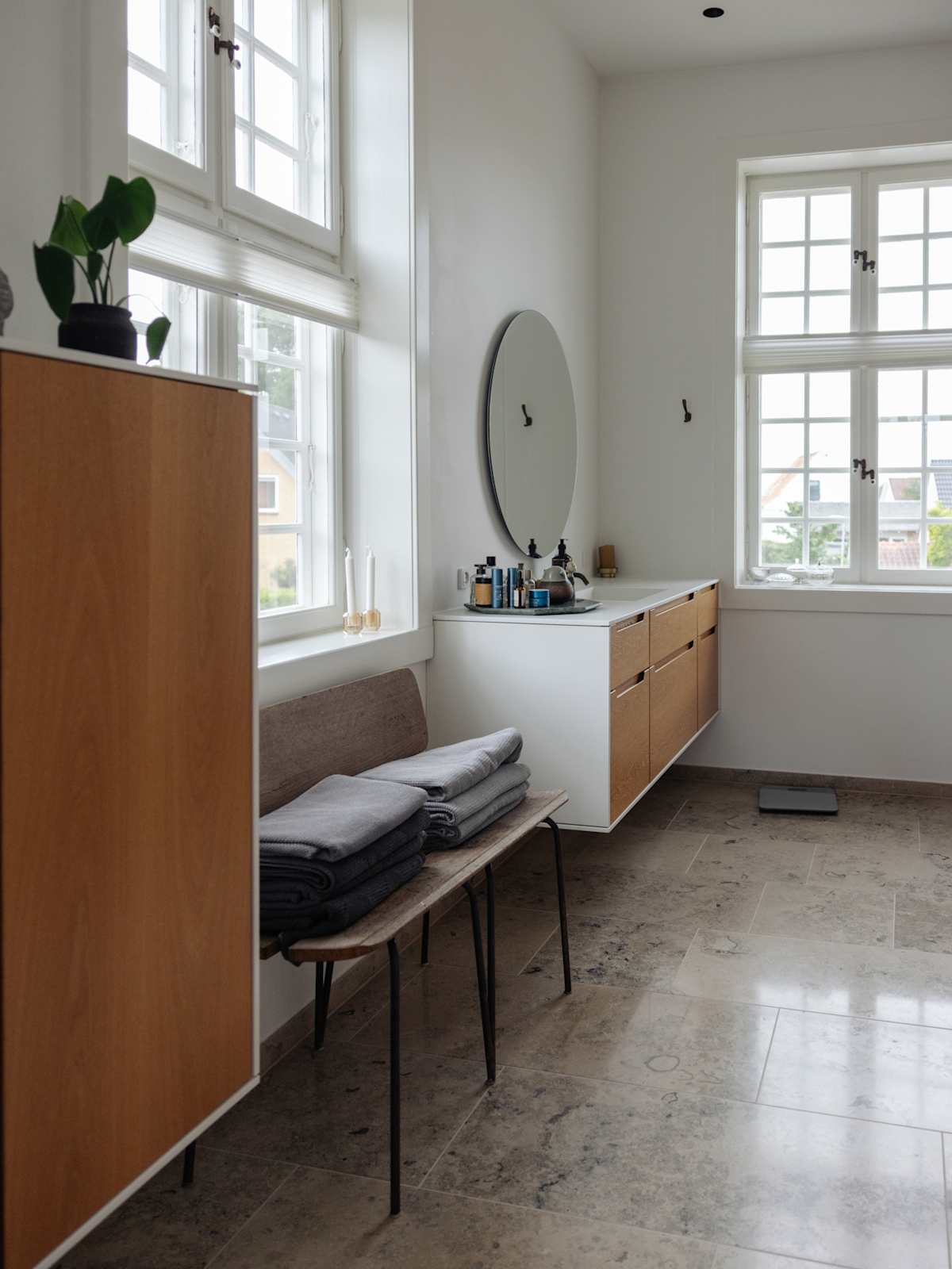 Maria har kombineret de moderne badeværelsesmøbler i eg fra uno form med gamle ting, der oser af sjæl.