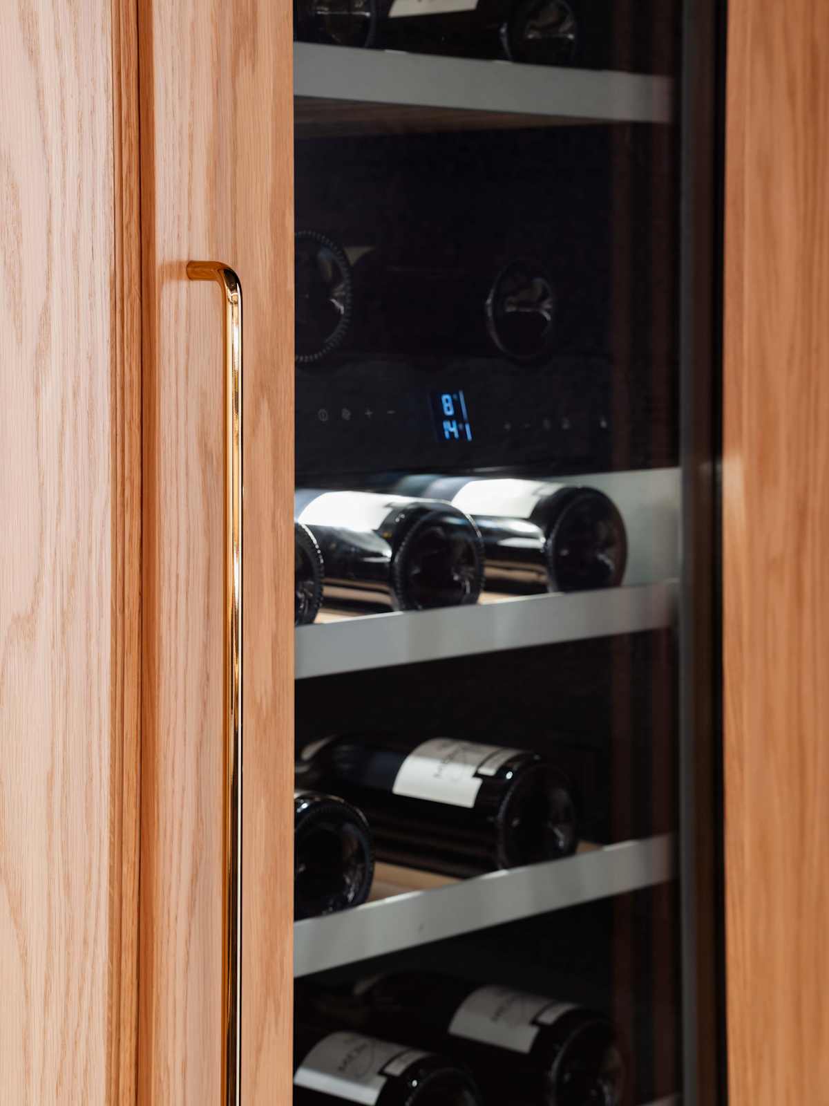 Gaggenau vinskab med låge i egetræ og messinggreb