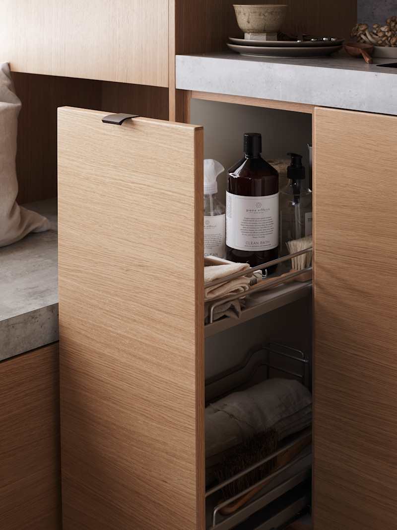 Elegant og moderne eikekjøkken. Slette fronter i eikefinér med integrert kantlist i eik som markerer kjøkkenets linjer og komposisjon.