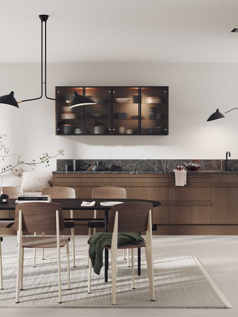 Brunbeiset eik kjøkken i skandinavisk design, slett eikefinert front og vitrineskap med bølget glass og sort metallramme, sort marmor benkeplate og håndtag i matchende brunbeiset eik, sort accessoarer