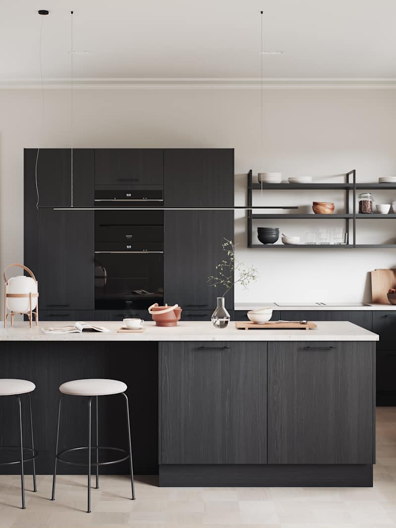 Moderne kjøkkenmodell med slette og slitesterke melaminbelagte fronter i stående trestruktur, sort eik og marmor laminatbenkeplate med matchende åpne vegghyller med sort metallramme