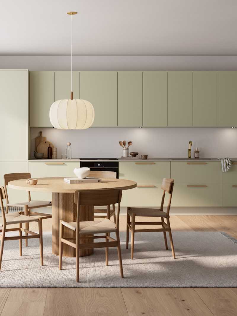 Mat og silkeblødt laminatkøkken Cover i Soft laminat med køkkenø fra INVITA med et seamless udtryck i farve Mos, vitrineskabe
