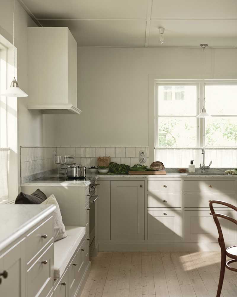 Når et eldre hus får nytt kjøkken, handler det om å ta vare på husets karakter og la den være utgangspunktet. Her har ekteparet Dolk skapt et kjøkken med tidstypiske detaljer, nøye utvalgte materialer og moderne funksjoner. Resultatet er et kjøkken som føles som en naturlig del av huset fra 1920-tallet.