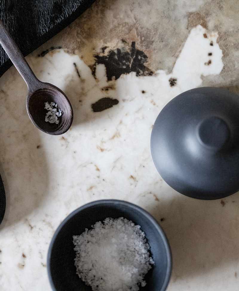 Nærbilde av krydder, skjærebrett og benkeplate