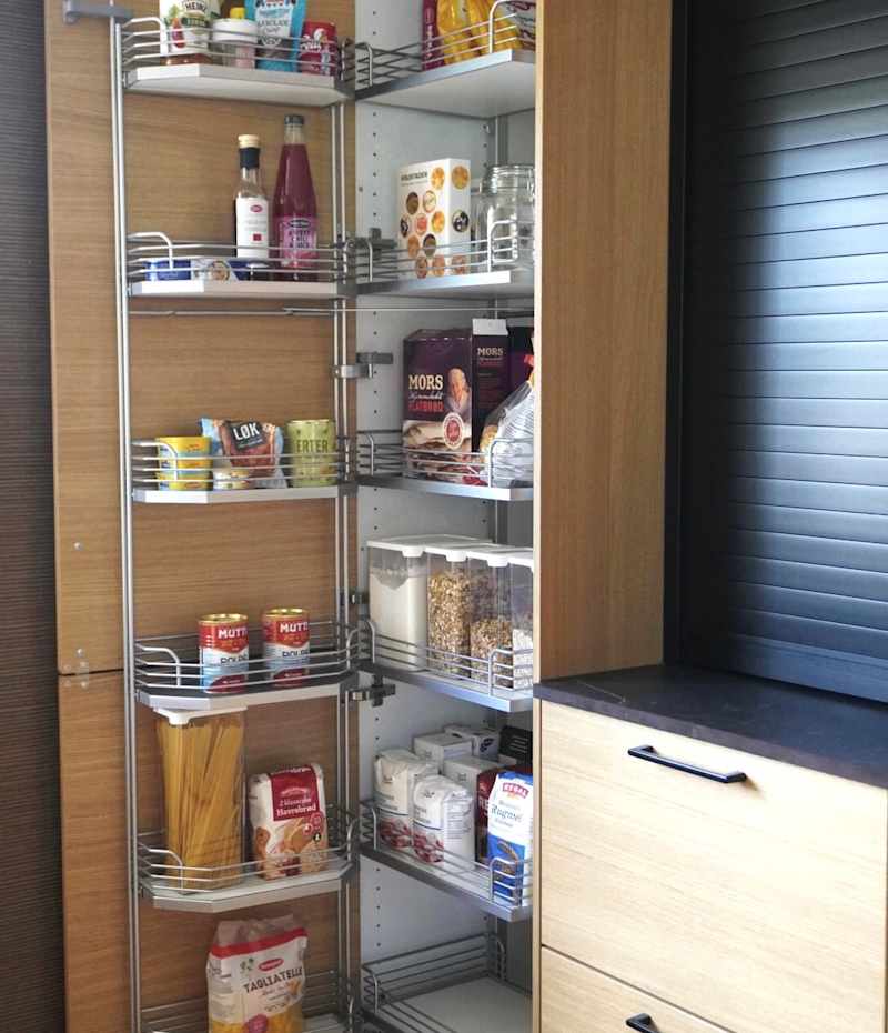 Åpent skap med i modern eikekjøkken Amfi Natur fra Sigdal med sort marmor Dekton benkeplate og sorte håndtag.