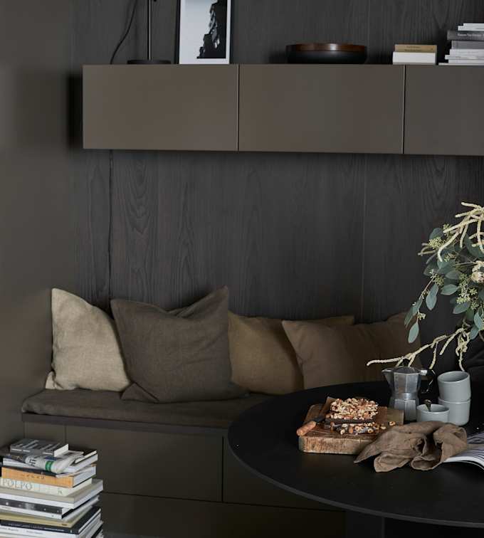Line er en stilren kjøkkenmodell med et stort designregister. De slette MDF-frontene kan males i alle Sigdals standardfarger, eller valgfri NCS-farge mot et pristillegg.