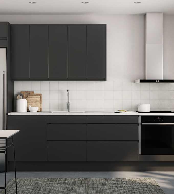 Herlig trendkjøkken med slette fronter og innfreste grep, som markerer modellens linjerene design. Horisont kjennetegnes av en klar og kjølig friskhet, noe som representerer ny nordisk design på sitt beste.