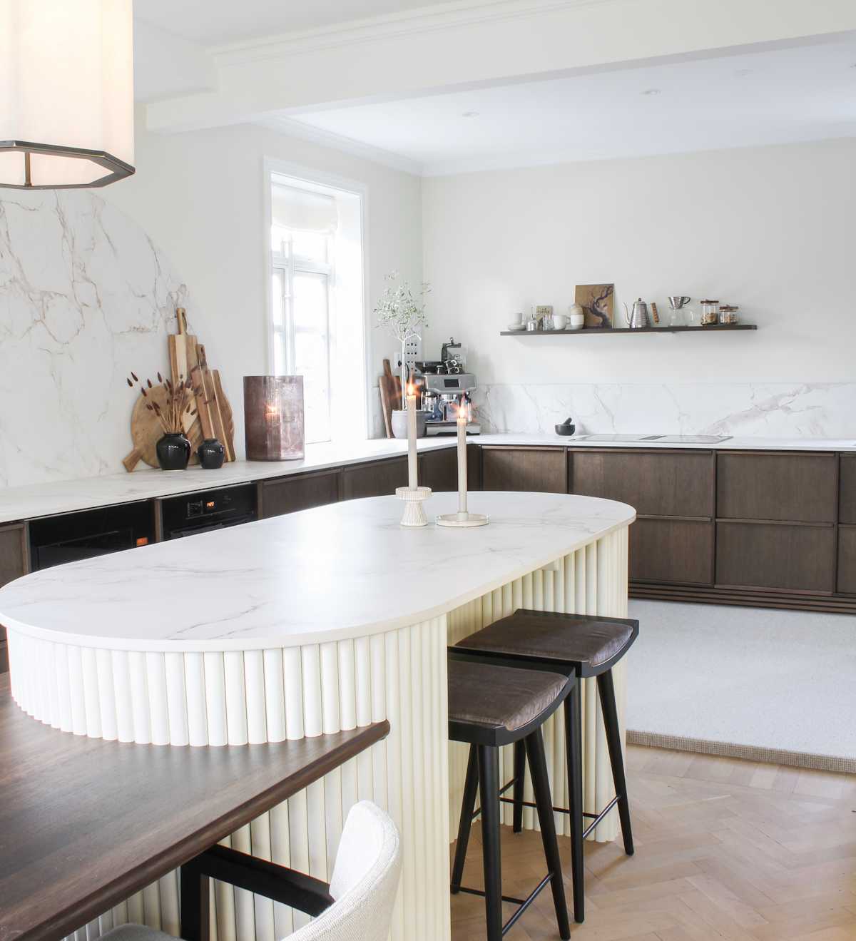 Da Ruben og Sandra skulle pusse opp kjøkkenet sitt ønsket de seg et naturlig og eksklusivt uttrykk, samtidig som det føltes moderne. Valget falt på Signatur Favn fra Sigdal med Dekton Entzo Matt benkeplate.