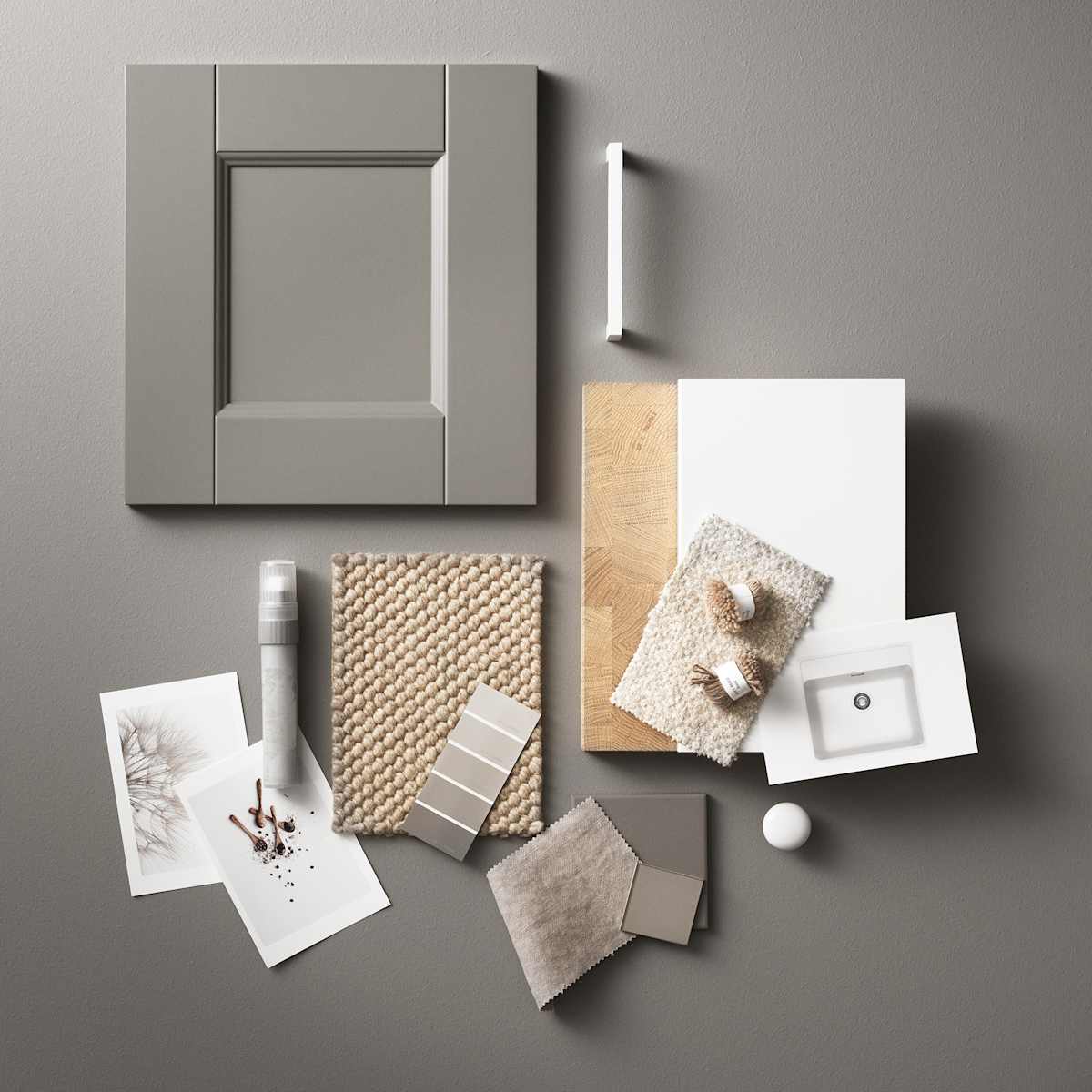 Moodboard med kökslucka i shakerstil i greige färg, med jute och andra naturmaterial, vitt handtag och vit knopp, vita och grå foton