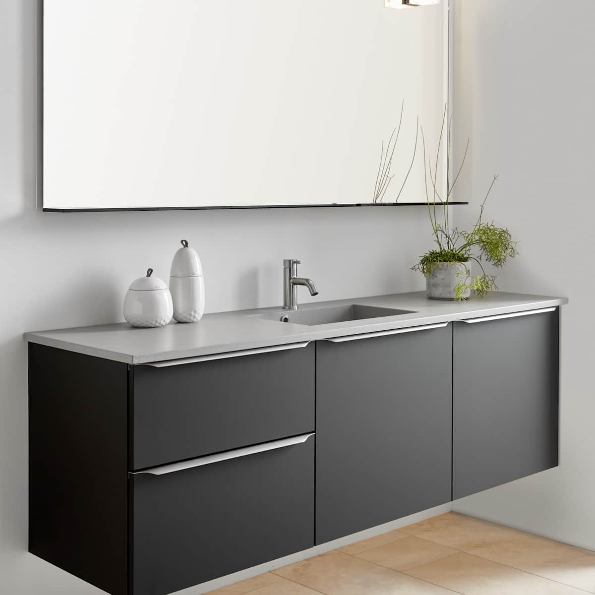 Minimalistisk badeværelse Newline fra INVITA med diskrete dansk design greber som tilføjer et elegant udtryck