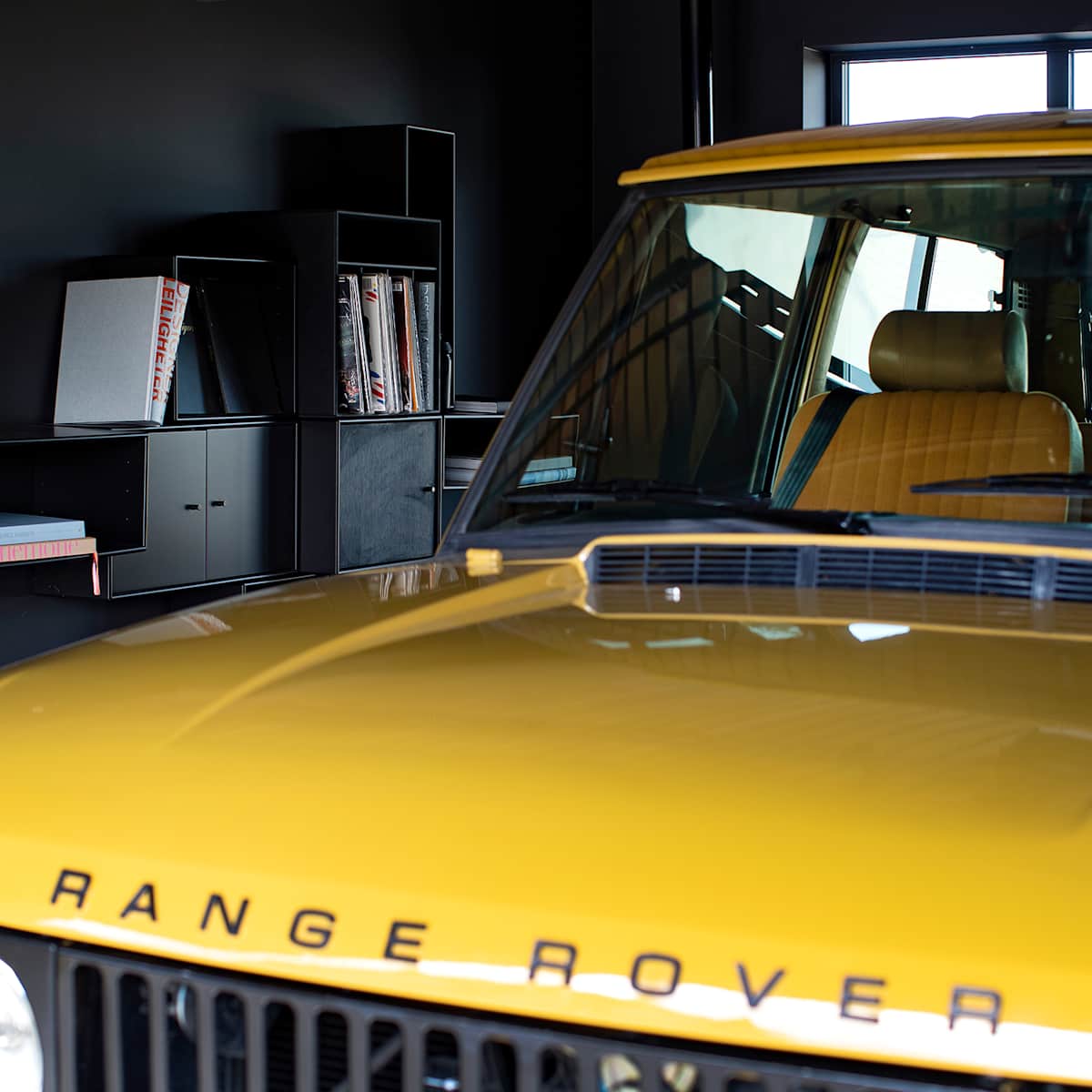 Garaget med svarta Montana-hyllor och Range Rover i favoritfärgen Bahama Gold