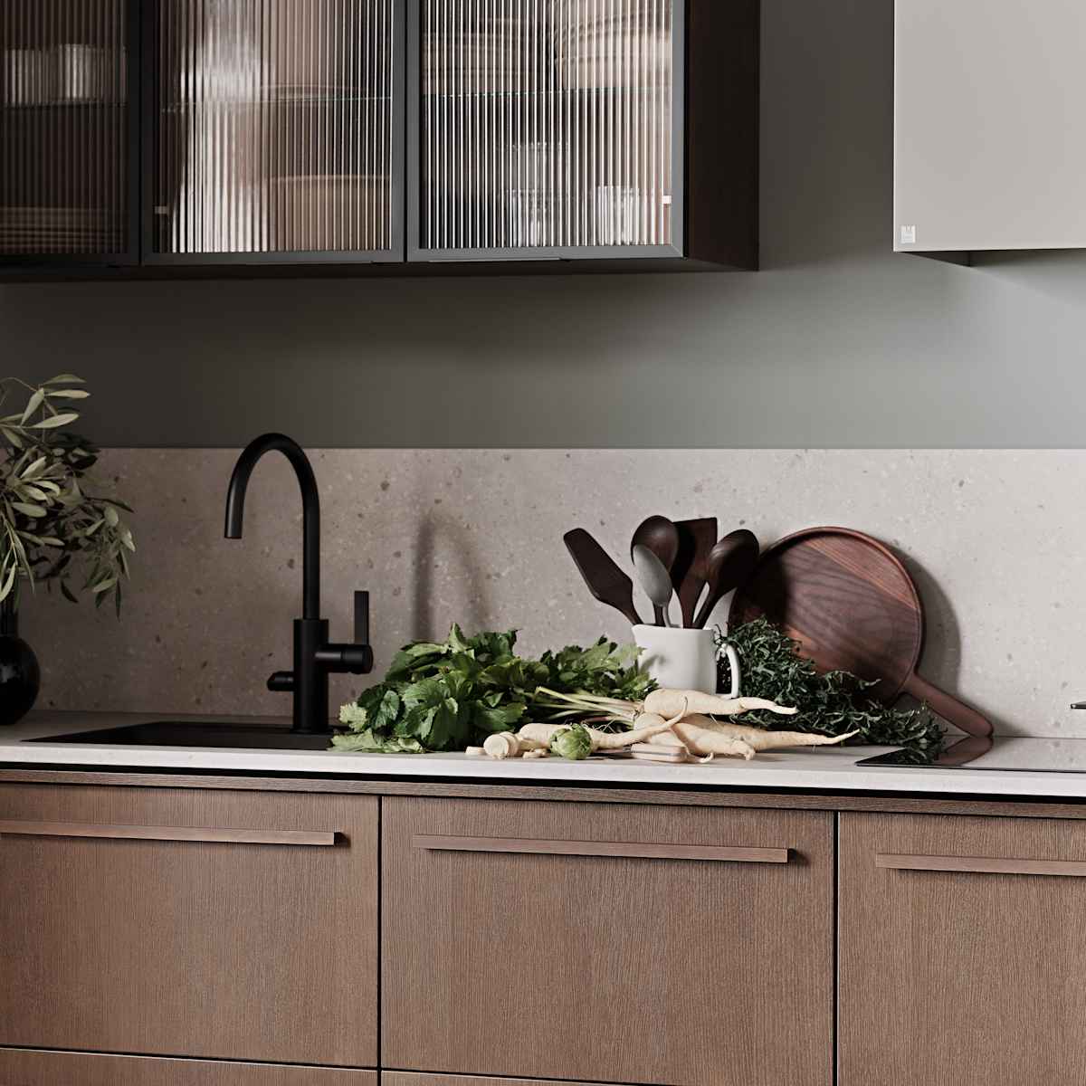 Nærbillede af Køkken Forever Oak fra INVITA, mørk eg køkkenskabe med massiv tre mørk eg håndtag, komposit bordplade, sort armatur og vitrineskab med riflede glas i tynd, sort aluminiumsramme