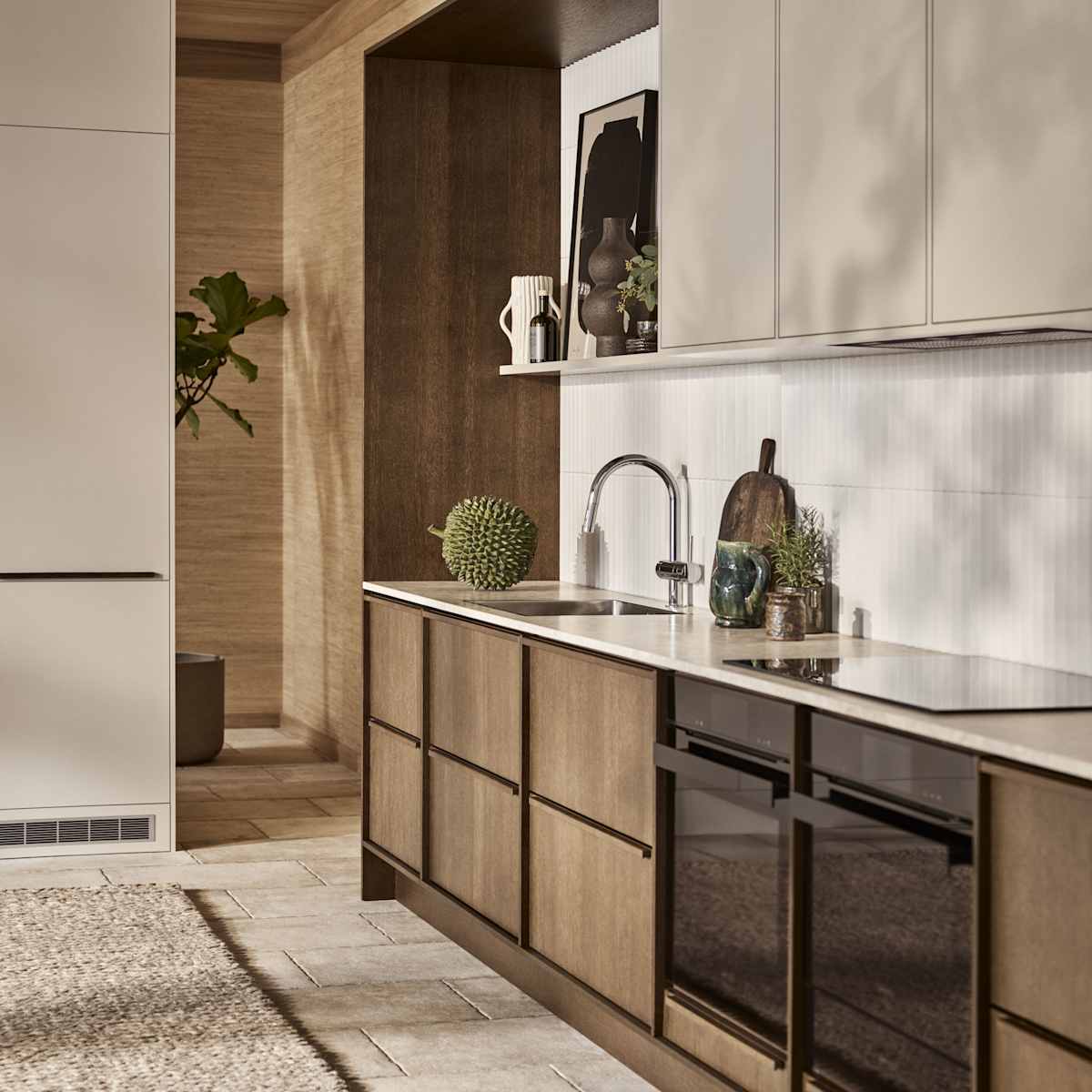 Marbodal - kök Signatur Ekbacken i ek faner brunbetsad i kombination med Arkitekt plus i köksfärg beige