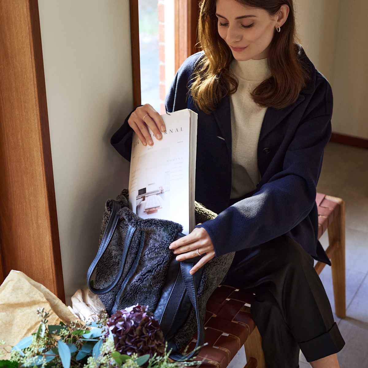 Kvinde leser katalog