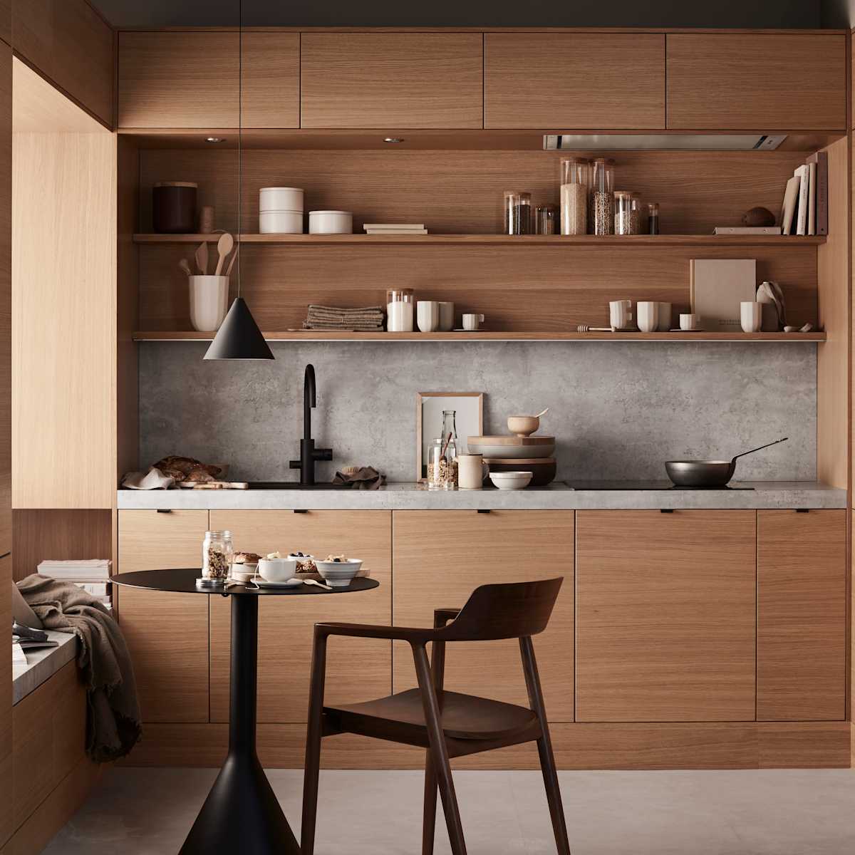 Finér eg natur køkken Athena fra INVITA i finér eg natur, med matchende væghylder, laminat bordplade og splashback med betonmotiv, sort håndtag, vandhane og vask