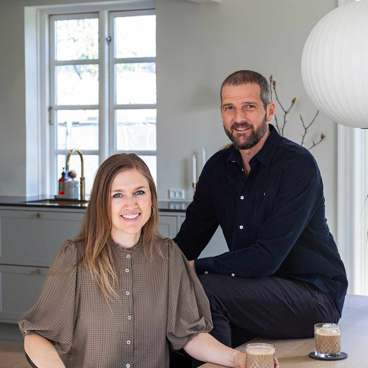 Julie og Peter i deres grå Shaker køkken fra uno form