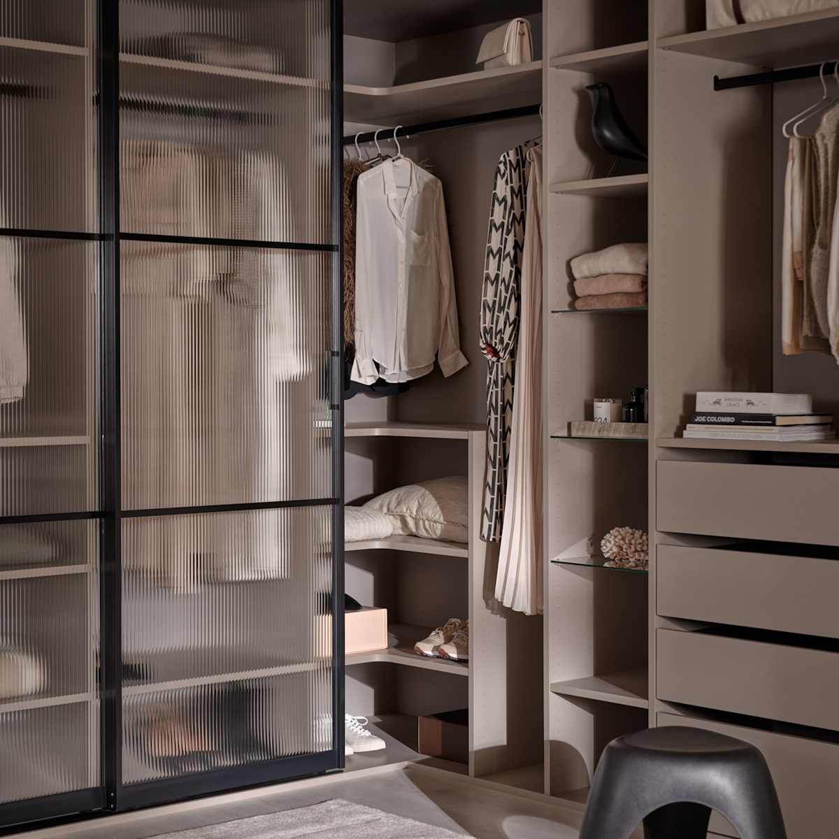 Walk-in garderobe med grå innredning