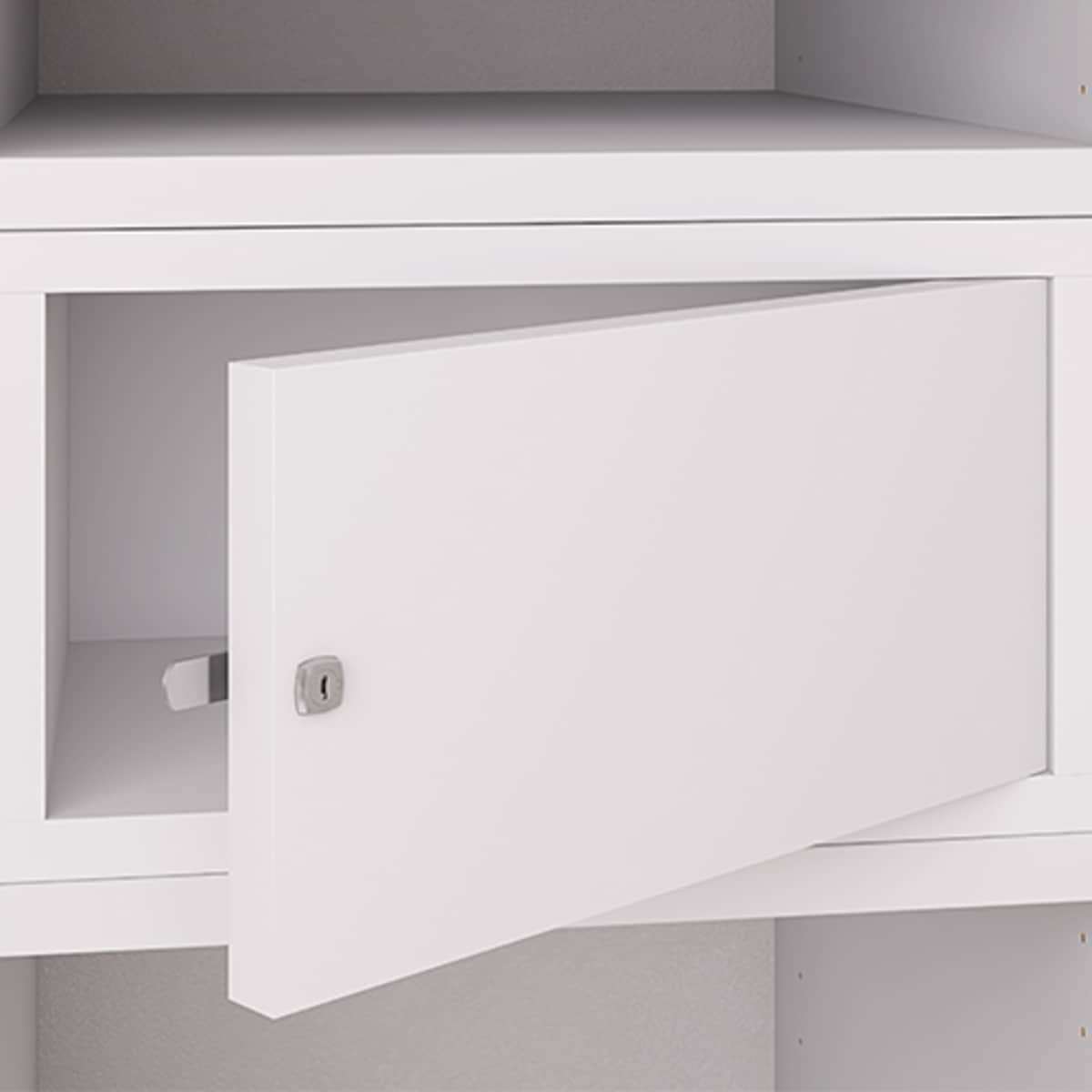 Hvit verdiboks i garderobe