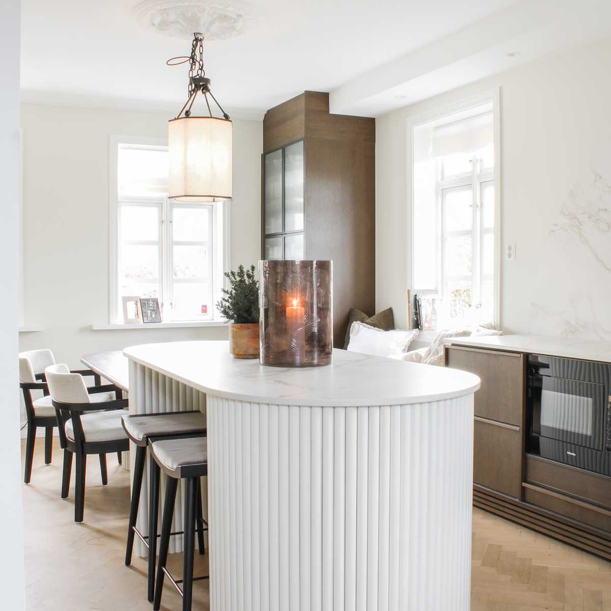 Da Ruben og Sandra skulle pusse opp kjøkkenet sitt ønsket de seg et naturlig og eksklusivt uttrykk, samtidig som det føltes moderne. Valget falt på Signatur Favn fra Sigdal med Dekton Entzo Matt benkeplate.