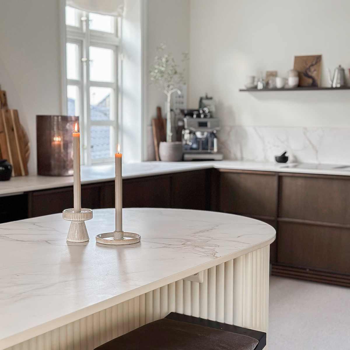 Da Ruben og Sandra skulle pusse opp kjøkkenet sitt ønsket de seg et naturlig og eksklusivt uttrykk, samtidig som det føltes moderne. Valget falt på Signatur Favn fra Sigdal med Dekton Entzo Matt benkeplate.