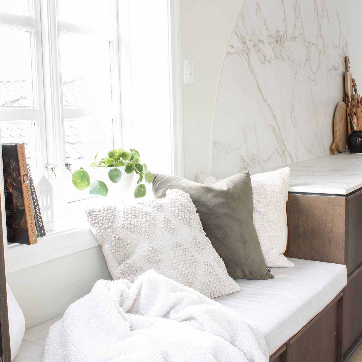 Da Ruben og Sandra skulle pusse opp kjøkkenet sitt ønsket de seg et naturlig og eksklusivt uttrykk, samtidig som det føltes moderne. Valget falt på Signatur Favn fra Sigdal med Dekton Entzo Matt benkeplate.
