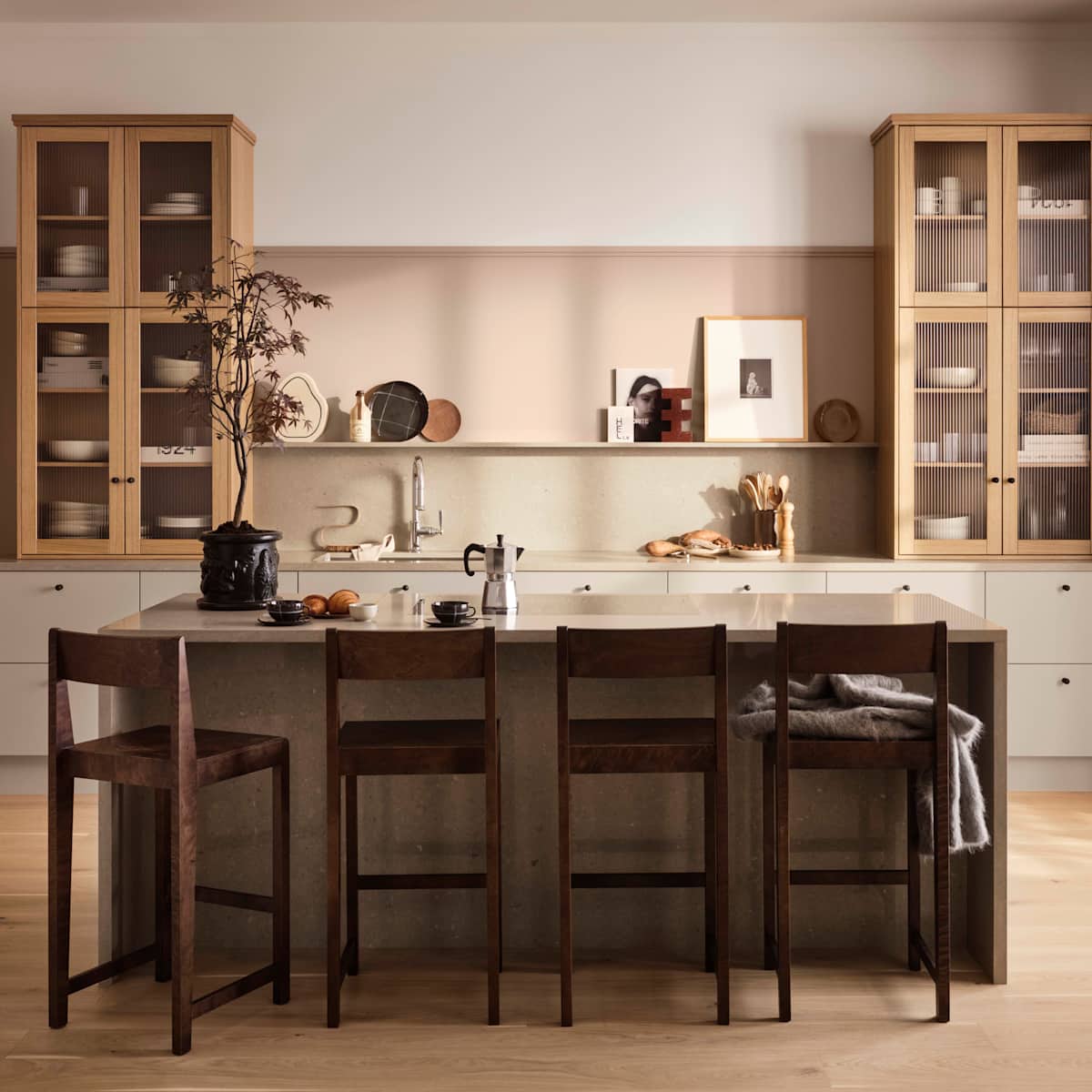 I vårt nye kjøkkenkonsept Signatur Form har vi latt oss inspirere av symmetri og geometriske former, med elementer fra Art Deco-stilen. I kjøkkenet finner vi modellen Line i vår helt nye beige-farge Lun, og Square Bølge vitrinedører med rillede glass. Innenfor konseptet har vi også en ny knott i støpejern, og en vakker benkeplate i kvartskompositt.