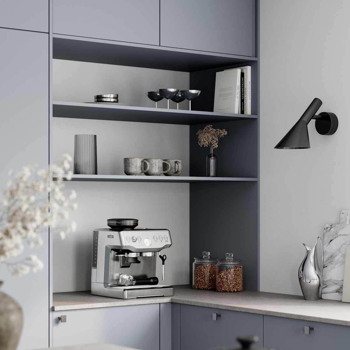 Mat og silkeblødt laminatkøkken Cover i Soft laminat med køkkenø fra INVITA med et seamless udtryck i farve Blåler