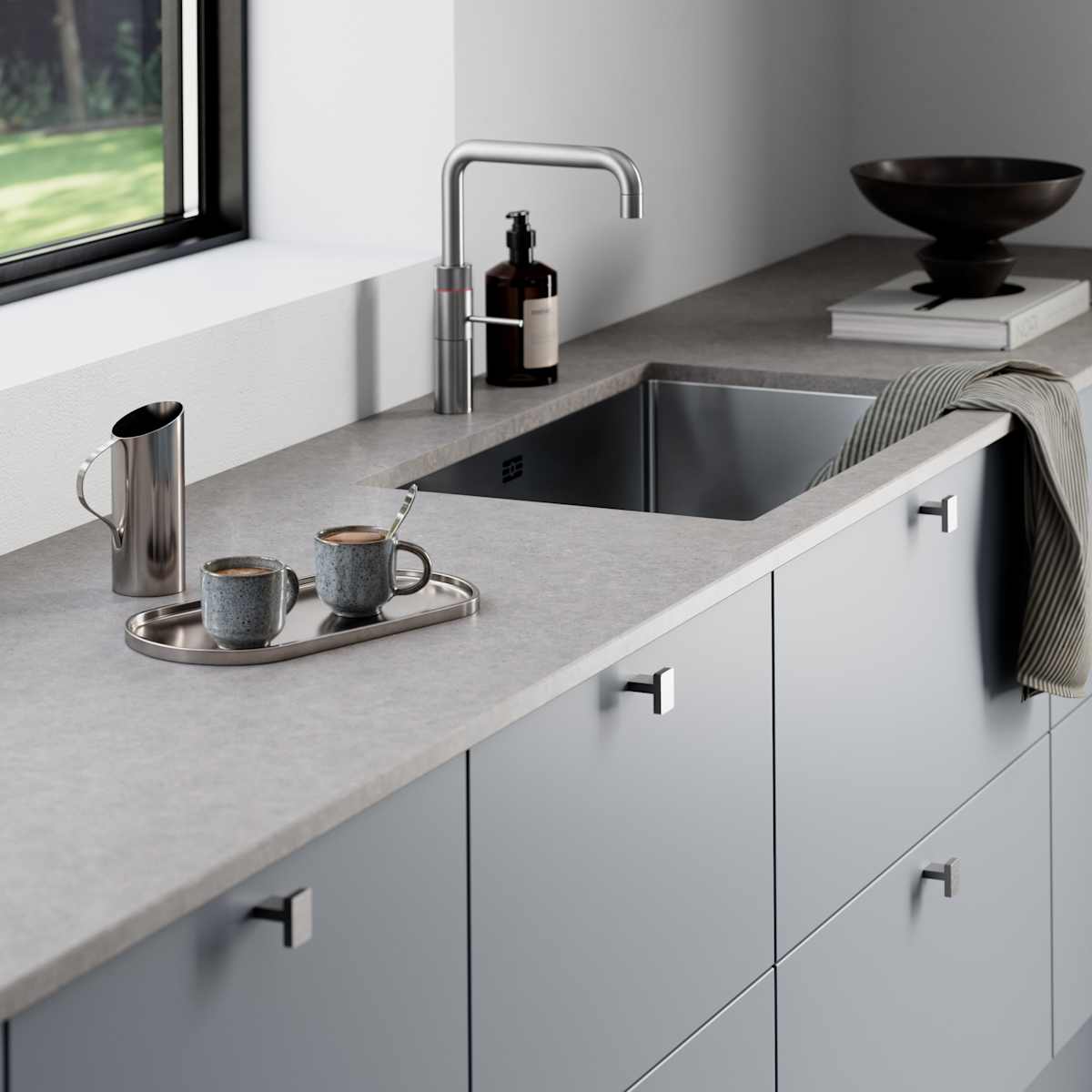 Mat og silkeblødt laminatkøkken Cover i Soft laminat med køkkenø fra INVITA med et seamless udtryck i farve Blåler