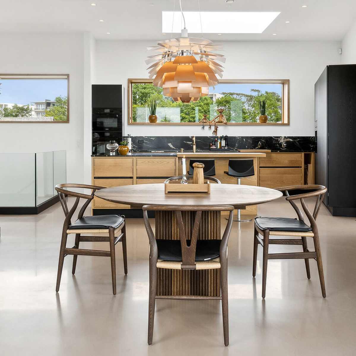 Køkken og spisestue er indrettet med danske designklassikere fra uno form, Louis Poulsen og Carl Hansen.