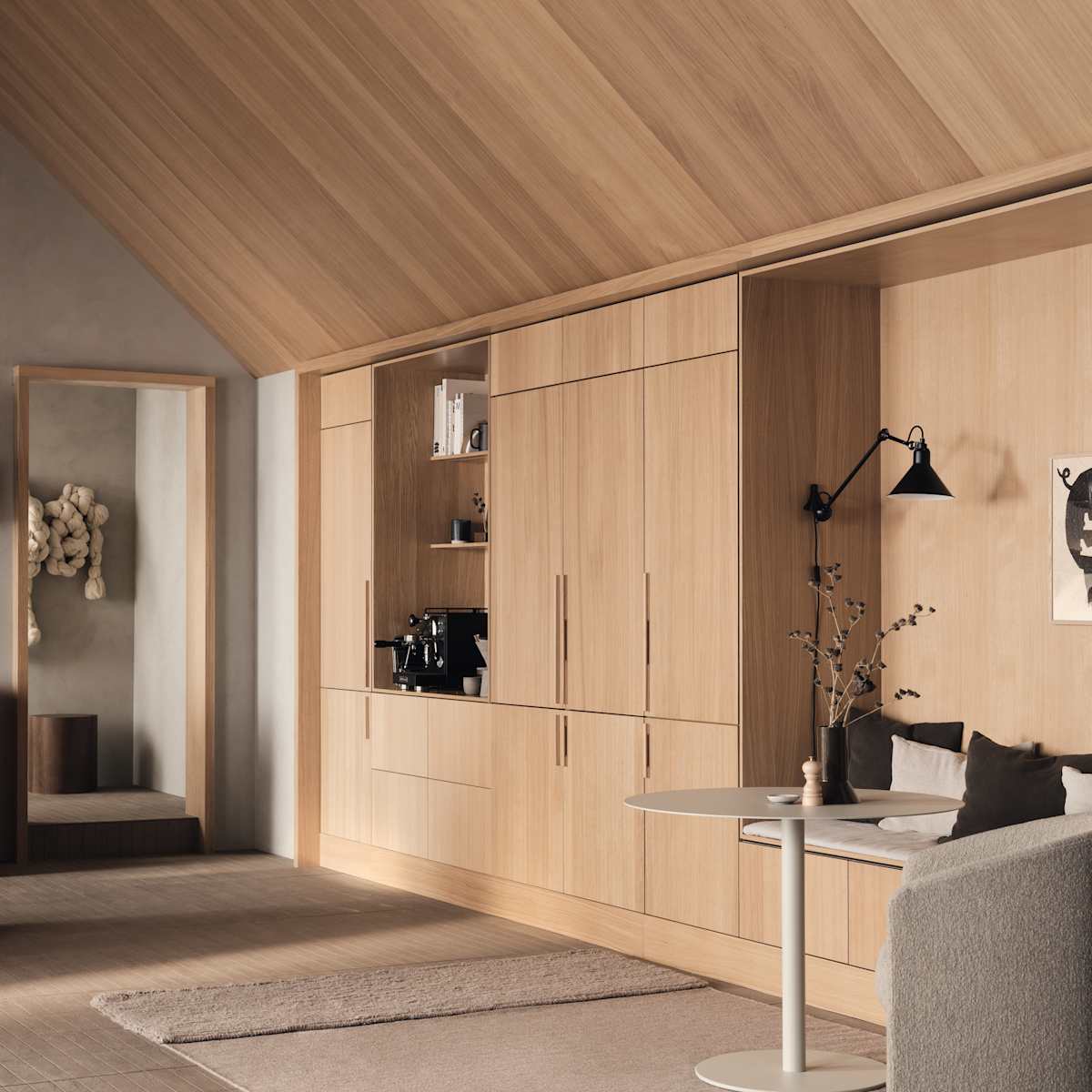 Eikekjøkken Favn Natur fra Sigdal i eikefiner med vertikal trestruktur, en kombinasjon av høyskap, kaffekar og nisje med sitteplasser. Høyt tak med matchende trepaneler skaper et arkitektonisk preg.