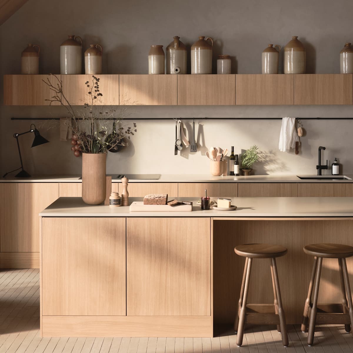 Within Wood kombinerer moderne design med gjennomtenkte funksjoner. Med vertikal trestruktur, naturlige materialer og gjennomtenkte detaljer skapes et rom som oppleves både rolig og innbydende.