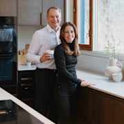 Eikekjøkkenet Favn fra Sigdal i beisfargen Nøtt, matchende tre håndtag, med benkeplate Blanco City fra Silestone og sort vask og sort blandebatteri.