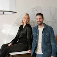 Da Ruben og Sandra skulle pusse opp kjøkkenet sitt ønsket de seg et naturlig og eksklusivt uttrykk, samtidig som det føltes moderne. Valget falt på Signatur Favn fra Sigdal. Foto: Mint Agency