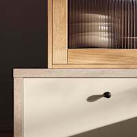I vårt nye kjøkkenkonsept Signatur Form har vi latt oss inspirere av symmetri og geometriske former, med elementer fra Art Deco-stilen. I kjøkkenet finner vi modellen Line i vår helt nye beige-farge Lun, og Square Bølge vitrinedører med rillede glass. Innenfor konseptet har vi også en ny knott i støpejern, og en vakker benkeplate i kvartskompositt.