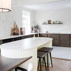Da Ruben og Sandra skulle pusse opp kjøkkenet sitt ønsket de seg et naturlig og eksklusivt uttrykk, samtidig som det føltes moderne. Valget falt på Signatur Favn fra Sigdal med Dekton Entzo Matt benkeplate.