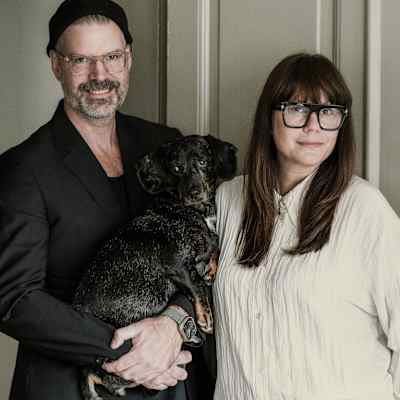 Ekteparet Sofie og Nils og hunden deres