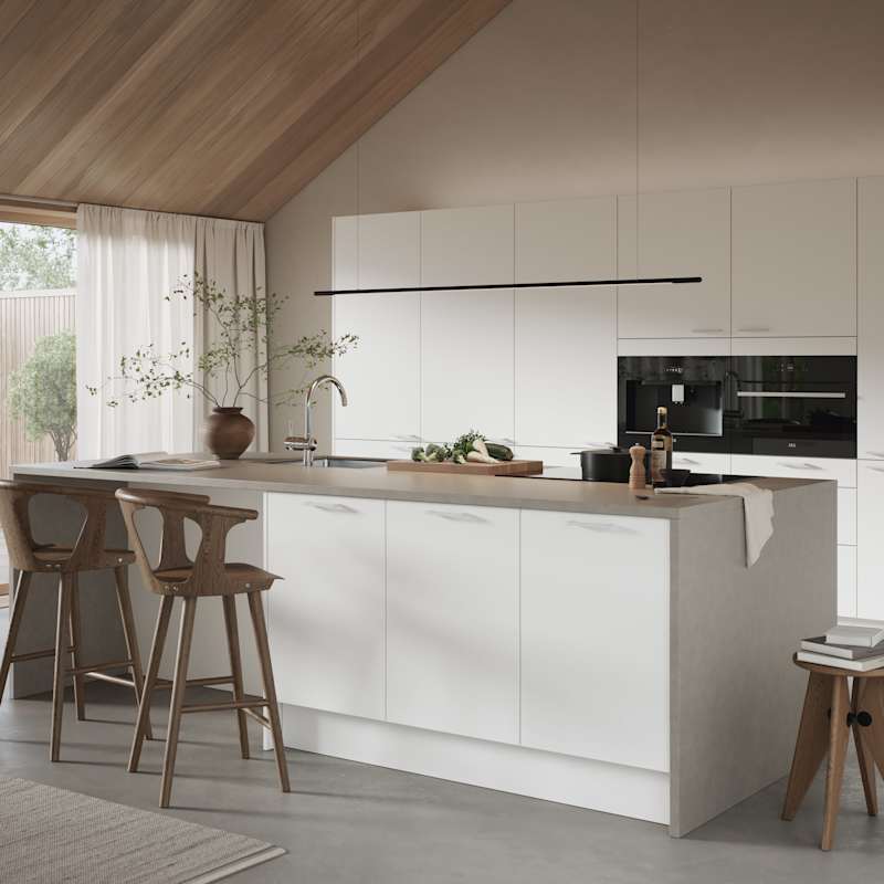 Hvit kjøkken med slank og elegant front med svakt avrundede kanter